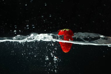 Tazelik kavramı, karanlığa karşı taze çilek.