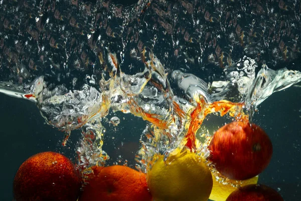 Concept Fruits Été Frais Fruits Dans Eau — Photo