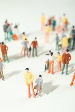 Beyaz arka plandaki oyuncaklar, seçici odak