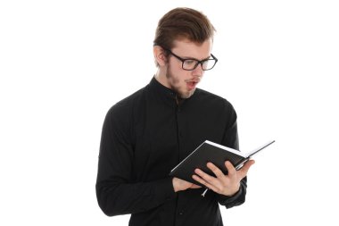 İnsan kavramı, beyaz arka planda soyutlanmış genç adam.