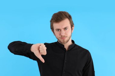 İnsan kavramı, mavi arka plandaki genç adam.