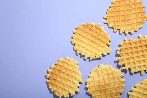 Vlak Gelegd Met Wafelschijfjes Violette Achtergrond — Stockfoto