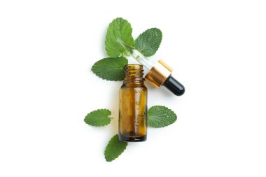 Beyaz arka planda izole edilmiş nane ve pipet şişesi.