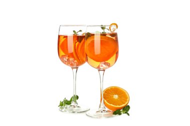 Yaz kokteyli kavramı, Aperol Spritz beyaz arka planda izole edildi