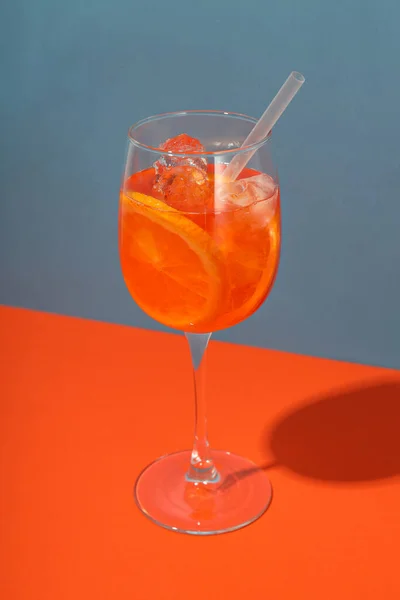 夏季鸡尾酒的概念 双音背景的Aperol Spritz — 图库照片