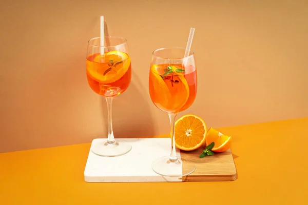 新鲜夏季鸡尾酒的概念 Aperol Spritz — 图库照片