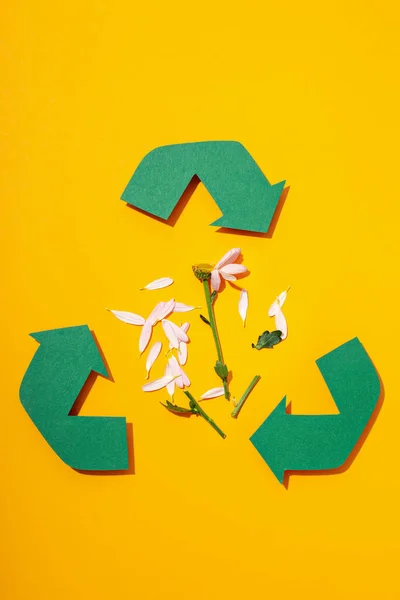 拯救世界和回收利用的概念 — 图库照片