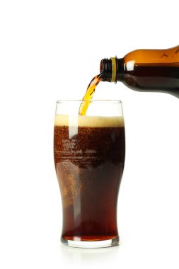 Taze içecek kavramı, beyaz arka planda izole edilmiş kvass.