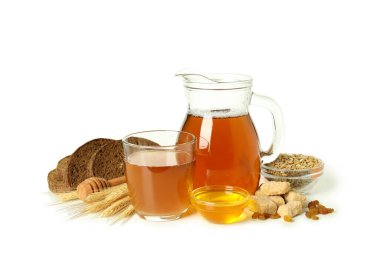 Taze içecek kavramı, beyaz arka planda izole edilmiş kvass.