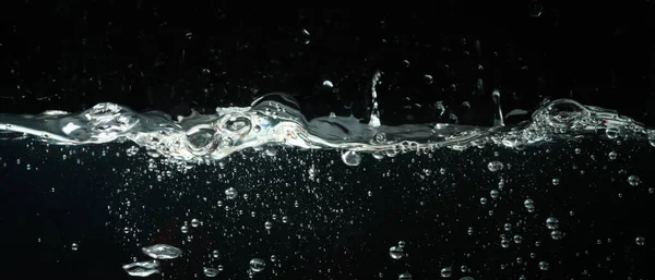 Νερό Στο Ενυδρείο Σκούρο Φόντο Έννοια Φρεσκάδας — Φωτογραφία Αρχείου