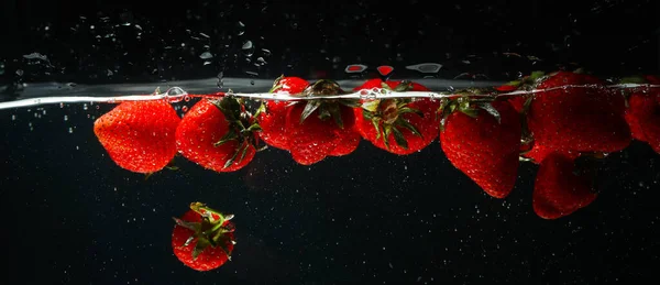 Friss Nyári Gyümölcsök Vízben Lévő Gyümölcsök Fogalma — Stock Fotó