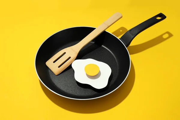 Concepto Cocina Sobre Fondo Amarillo Huevo Frito —  Fotos de Stock