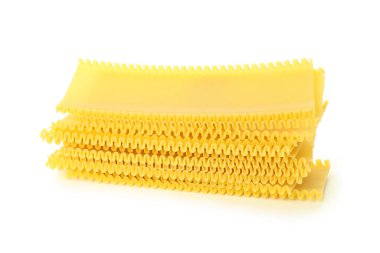 Pişmemiş lazanya kağıtları beyaz arkaplanda izole edilmiş.