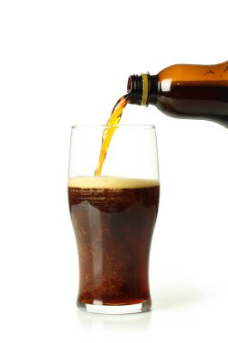 Taze içecek kavramı, beyaz arka planda izole edilmiş kvass.