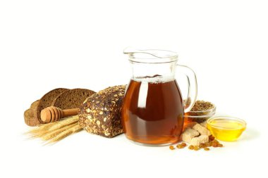 Taze içecek kavramı, beyaz arka planda izole edilmiş kvass.