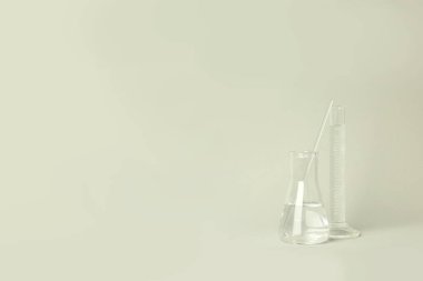 Farklı laboratuvar aksesuarlarıyla bilim kavramı