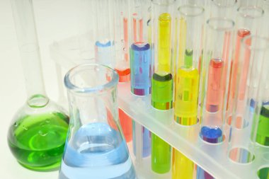 Farklı laboratuvar aksesuarlarıyla bilim kavramı