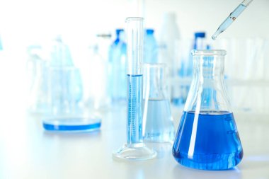 Farklı test tüpleriyle bilim kavramı