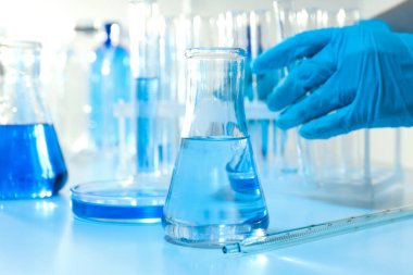 Farklı test tüpleriyle bilim kavramı