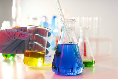 Farklı test tüpleriyle bilim kavramı