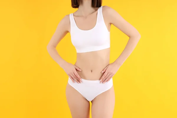 Concepto Pérdida Peso Con Mujer Joven Delgada Sobre Fondo Amarillo — Foto de Stock