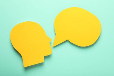 Boş konuşma balonu ve kafa ile önemli duyuru kavramı