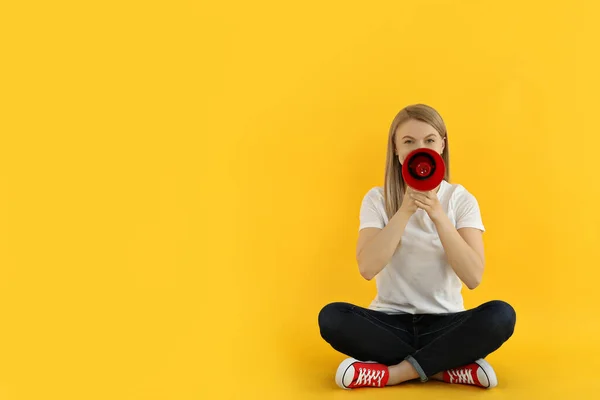 Sarı Arka Planda Megafonu Olan Genç Bir Kadın — Stok fotoğraf