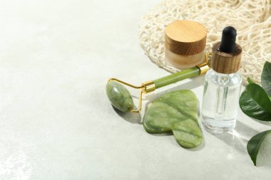 Yüz bakımı konsepti gua sha, yüz silindiri ve kozmetik