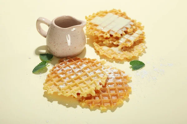 Concept Van Lekker Eten Met Wafels Beige Achtergrond — Stockfoto