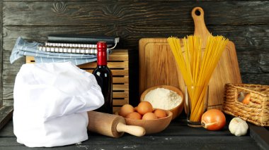 Aşçı şapkasıyla yemek pişirme kavramı