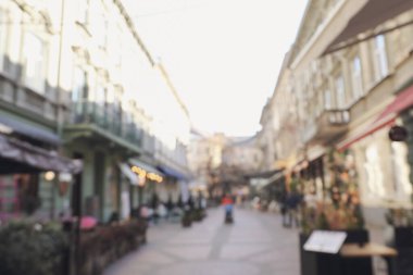 Güneşli bir sonbahar gününde şehrin bulanık fotoğrafı