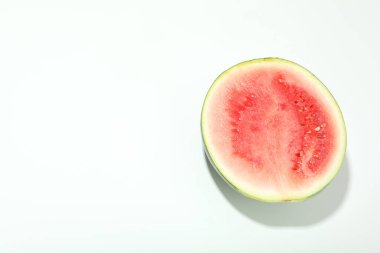 Beyaz arka plan üzerinde taze karpuz yarısı