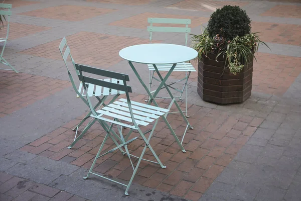 户外咖啡馆的空桌子和椅子 — 图库照片