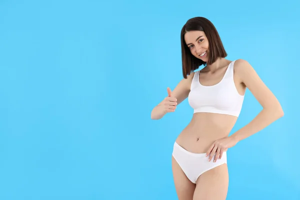 Concept Van Gewichtsverlies Met Slanke Jonge Vrouw Blauwe Achtergrond — Stockfoto
