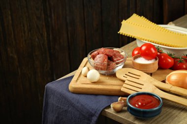 Lezzetli yemek pişirme, lazanya pişirme, metin için yer.