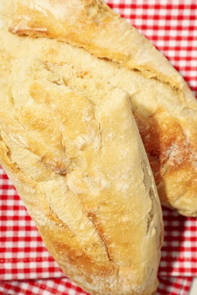 Rot Weiß Karierte Tischdecke Mit Brot — Stockfoto