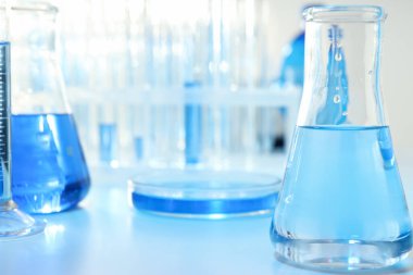 Laboratuvar aksesuarlarıyla bilim ve araştırma kavramı