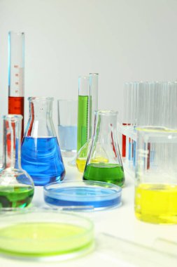 Laboratuvar aksesuarlarıyla bilim ve araştırma kavramı