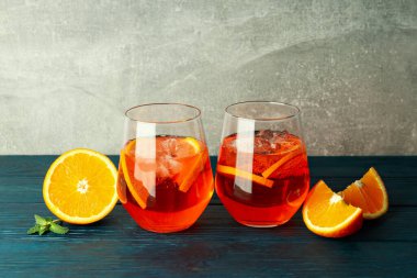 Yaz kokteyli kavramı, ahşap masada Aperol Spritz.