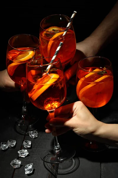 Conceito Coquetel Verão Pessoas Aplaudem Com Aperol Spritz — Fotografia de Stock