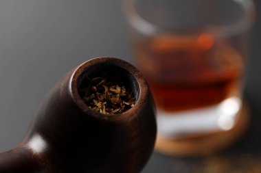 Tütünlü pipo, yakın çekim ve seçici odaklanma