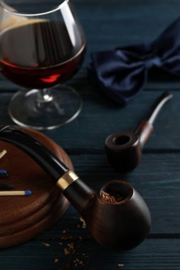 Gevşeme kompozisyonu sigara tüttürme piposu ile ahşap masa üzerinde