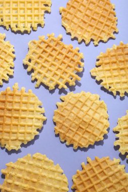 Menekşe arkaplanda waffle dilimleri, üst görünüm