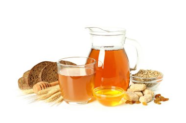 Taze içecek kavramı, beyaz arka planda izole edilmiş kvass.