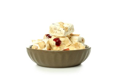 Beyaz arkaplanda izole edilmiş fındıklı kase