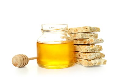 Nougat, bal kavanozu ve dipper beyaz arka planda izole edilmiş.