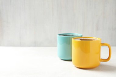 Ukrayna bayraklı bardaklar beyaz desenli masa üzerinde