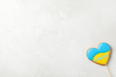 Ukrayna bayrağı renklerine sahip kurabiye ve ışık desenli arka planda ev yapımı metin