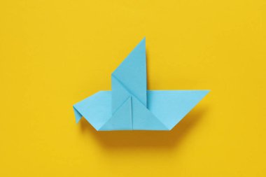 Sarı zemin üzerinde mavi kağıt kuş, Ukrayna kavramını kaydet