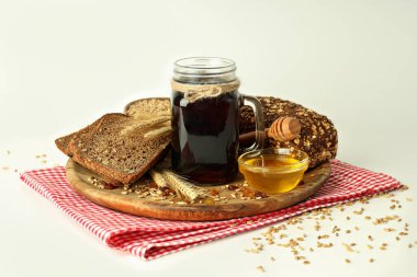 Yaz için ferahlatıcı içecek kavramı - kvass